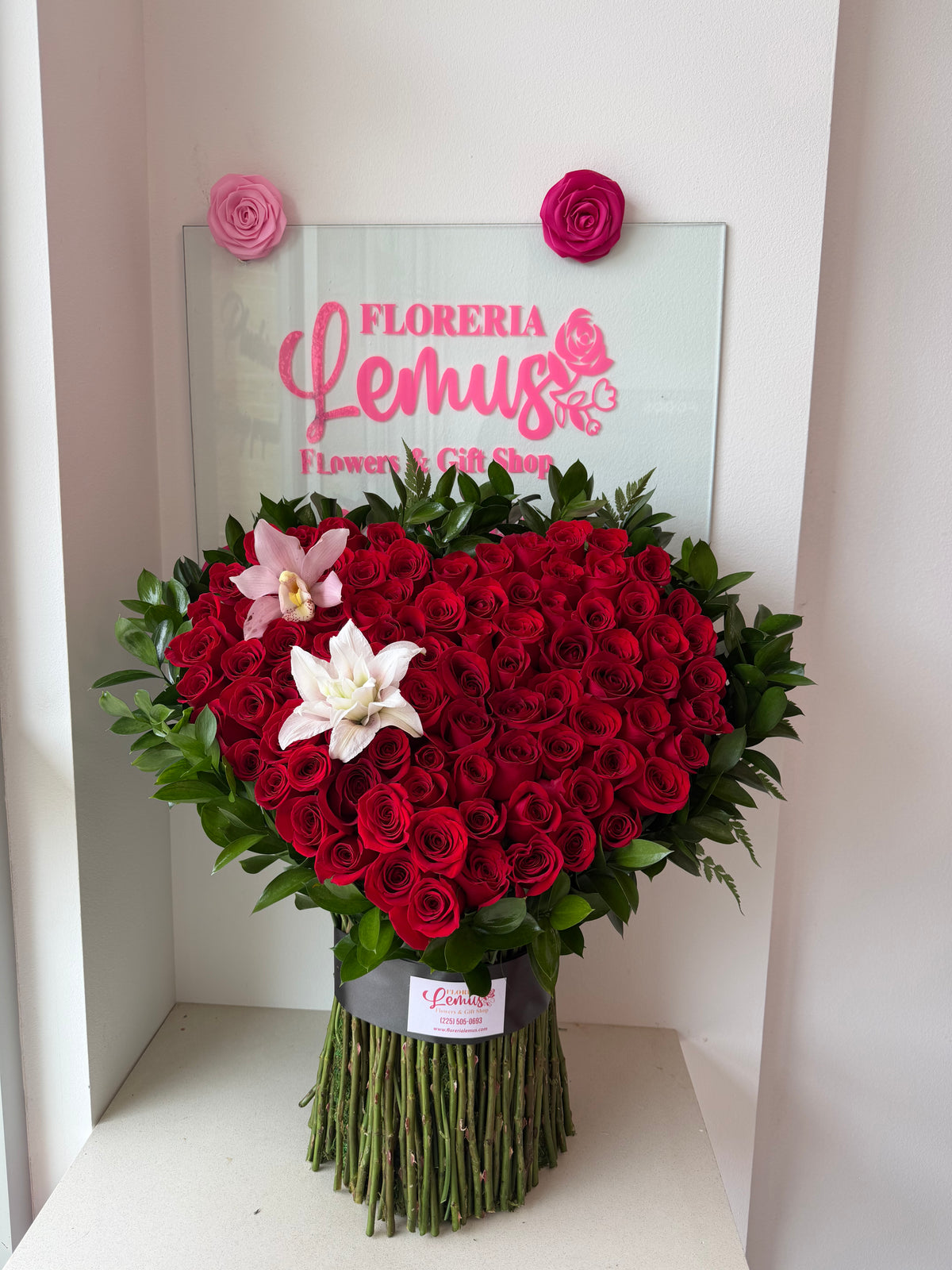 stand heart 3D of 100 roses