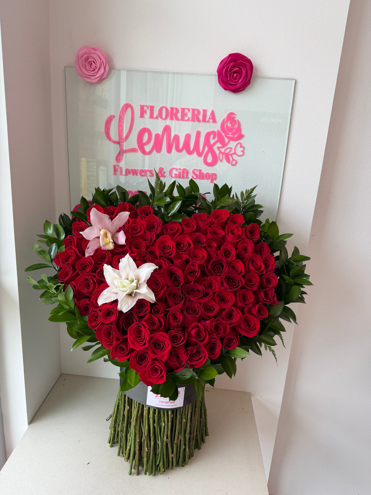 stand heart 3D of 100 roses